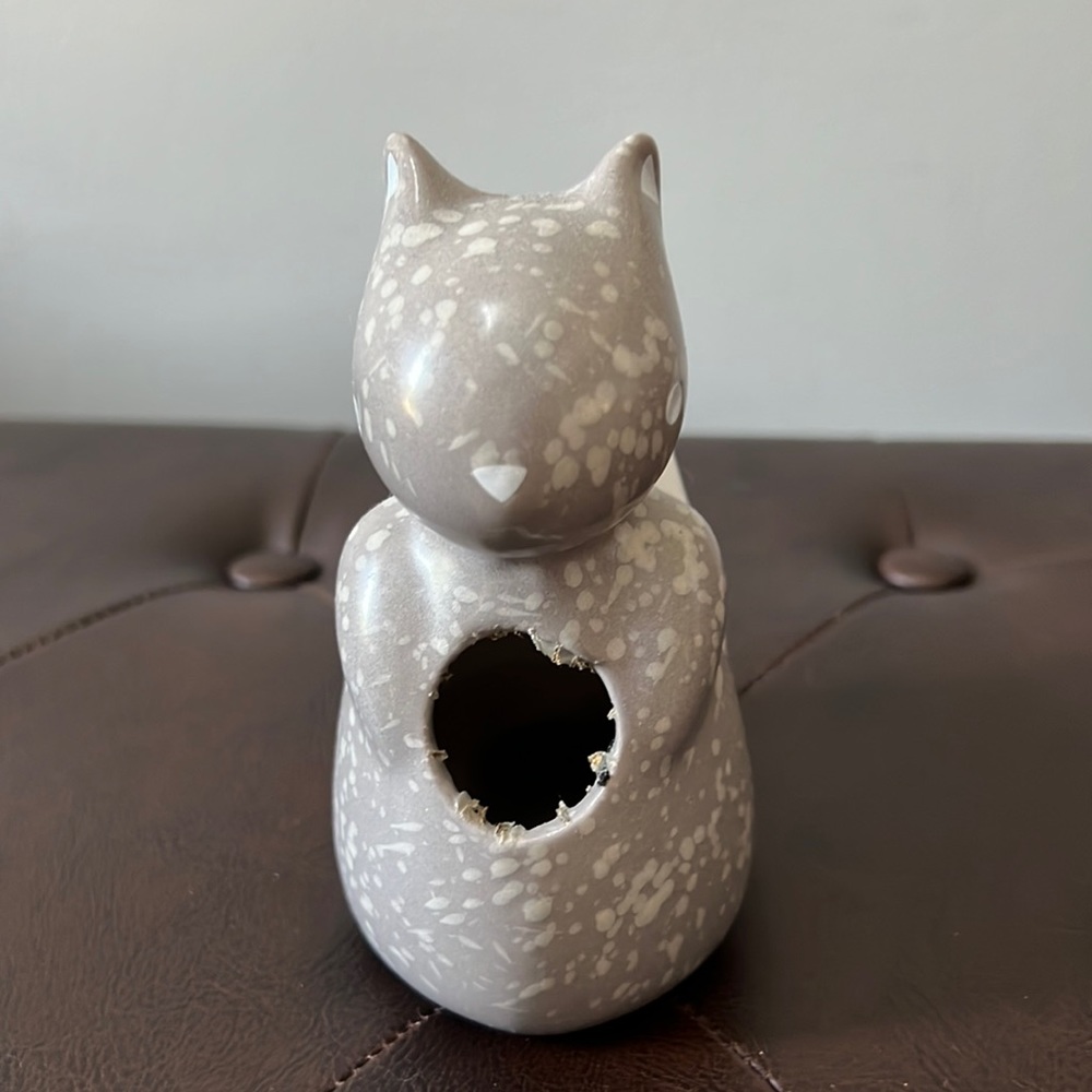 🪴 ADORABLE Small Squirrel Succulent glass planter. Gray and white in color.